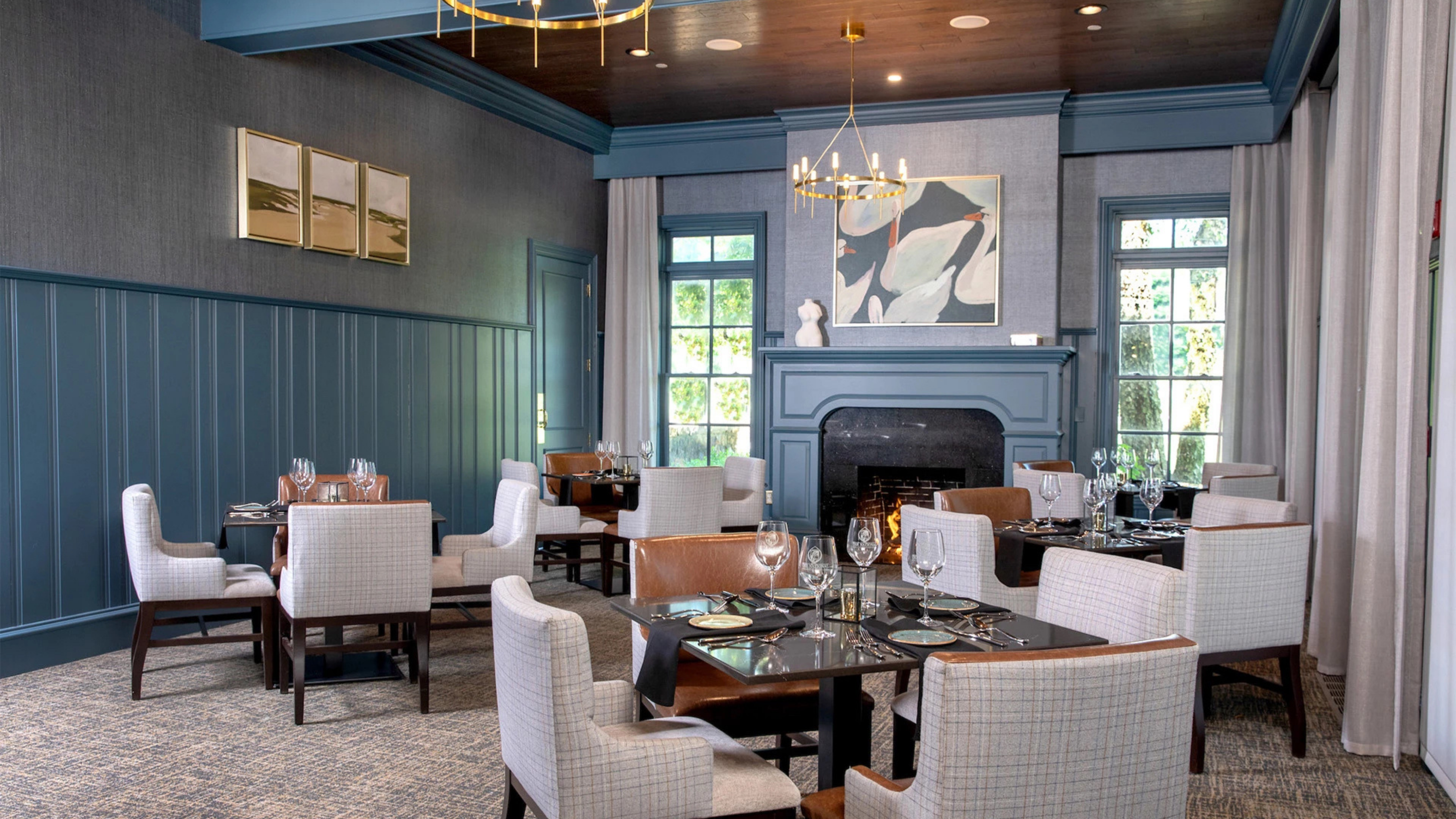 Art Consulting Strategies That Elevate Luxury Country Club Interiors ...